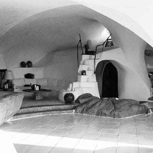 Sa construction troglodyte est située sur l'île de Cavallo
Emmanuel-Philibert de Savoie partage une photo de sa villa située sur l'île de Cavallo sur Instagram. 21 juillet 2016