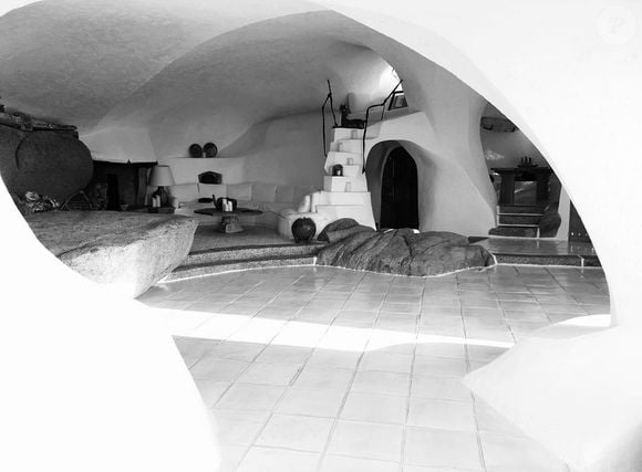 Sa construction troglodyte est située sur l'île de Cavallo

Emmanuel-Philibert de Savoie partage une photo de sa villa située sur l'île de Cavallo sur Instagram. 21 juillet 2016