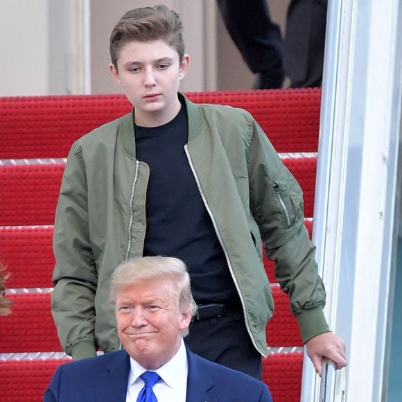 Le 17 janvier 2020, West Palm Beach, Floride, États-Unis d'Amérique :  le président américain Donald Trump, son épouse Melania Trump et leur fils Barron Trump saluent leurs partisans à leur arrivée à bord d'Air Force One à l'aéroport international de Palm Beach. Photo SMG via Zuma Wire/ABACAPRESS.COM