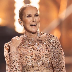 Concert de Celine Dion au défilé anniversaire Elie Saab "1001 Seasons of Elie Saab" à l'espace "The Venue" à Riyad, Arabie saoudite le 13 novembre 2024.
Celine Dion fait son grand retour sur sène depuis son éloignement du public à l’événement “1001 Seasons of Elie Saab”, organisé le 13 novembre 2024 à l’espace The Venue à Riyad.
Elie Saab a célébré le 45ème anniversaire du créateur avec un défilé de 90 minutes de 300 pièces exclusives de la collection Riyadh Season Fall 2025, inspirées des Mille et Une Nuits, avec une direction artistique signée C.Roitfeld. 
Parmi les performances, on a pu voir J.Lopez, Celine Dion, N.Ajram, Amr Diab et C.Cabello.

© Tiziano Da Silva / Bestimage