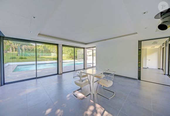 Exclusif - Située à Louveciennes, aux portes de Paris, sur le chemin des impressionnistes, cette belle demeure bourgeoise néo-classique, a été construite au milieu du XIXème siècle, appelée le "Domaine de Voisins", et ayant eu comme illustre propriétaire, Karl Lagerfeld. © Marc Ausset-Lacroix / Bestimage