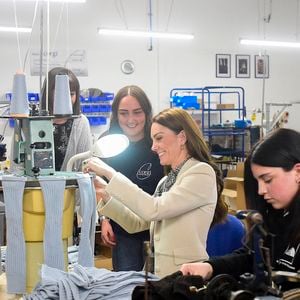 Elle s'est même essayée à l'exercice
Catherine (Kate) Middleton, princesse de Galles visite Corgi, un fabricant de textiles familial spécialisé dans la production de chaussettes et de tricots, le 30 janvier 2025 à Ammanford, au Pays de Galles, au Royaume-Uni, le 30 janvier 2025. Julien Burton / Bestimage