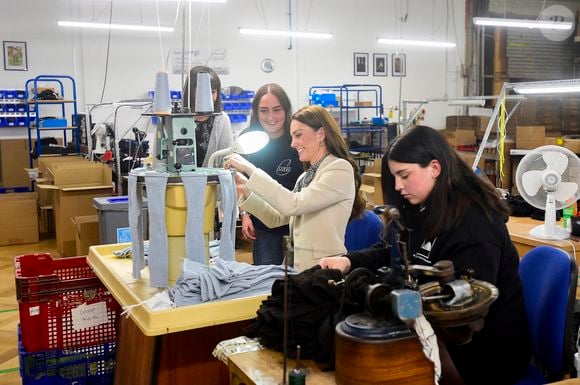 Elle s'est même essayée à l'exercice
Catherine (Kate) Middleton, princesse de Galles visite Corgi, un fabricant de textiles familial spécialisé dans la production de chaussettes et de tricots, le 30 janvier 2025 à Ammanford, au Pays de Galles, au Royaume-Uni, le 30 janvier 2025. Julien Burton / Bestimage