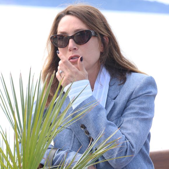 Laura Smet lors du photocall de "Surface" sur la plage du Majestic lors du festival CanneSeries saison 8 à Cannes, France, le 28 avril 2025. © Denis Guignebourg/Bestimage