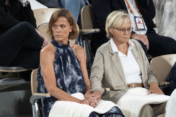 Face aux journalistes de "Nice-Matin", l'actrice de 70 ans a raconté avoir récemment acquis un restaurant avec sa femme dans la jolie ville de Nice.

Muriel Robin et sa femme Anne Le Nen dans les tribunes lors des Internationaux de France de Tennis de Roland Garros 2025, à Paris, France, le 4 juin 2025. © Jacovides-Moreau/Bestimage