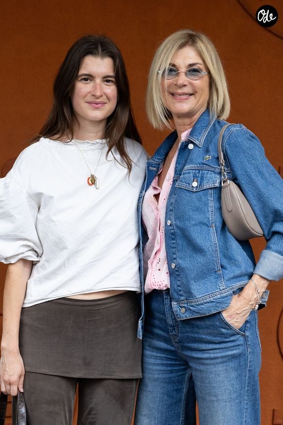 Ce sont en réalité trois générations qui se sont réunies au restaurant La Petite Maison, à Nice, pour une raison bien précise. 

Michèle Laroque et sa mère Oriane Deschamps au village lors des Internationaux de France de Tennis de Roland Garros 2026. Paris, le 2 juin 2026. 
© Jacovides-Moreau / Bestimage