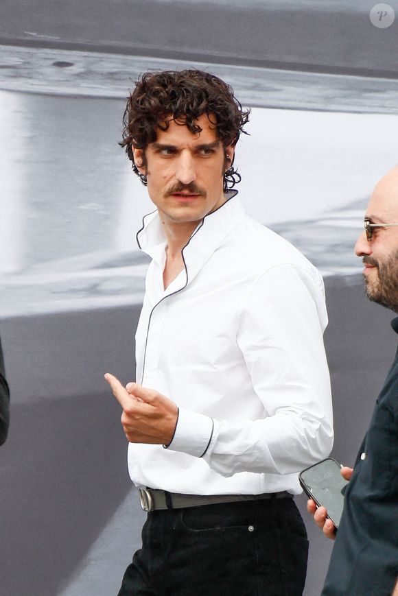 Louis Garrel - Arrivées au défilé DIOR de la mode homme Printemps/Été 2026 dans le cadre de la Fashion Week de Paris à l'Hôtel National des Invalides, Place Vauban, à Paris, France, le 27 juin 2025. © Christophe Clovis/Bestimage
