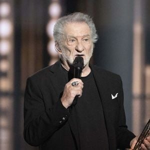 Eddy Mitchell reçoit un prix d'honneur d'Alain Souchon lors des 40èmes Victoires De La Musique à La Seine Musicale le 14 février 2025 à Boulogne-Billancourt, France. Photo by David NIVIERE/ABACAPRESS.COM