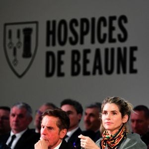 Alain Suguenot, maire de Beaune, et Alice Taglioni lors de la 165e vente aux enchères des Hospices de Beaune, le 16 novembre 2025. © Romain Doucelin / Bestimage