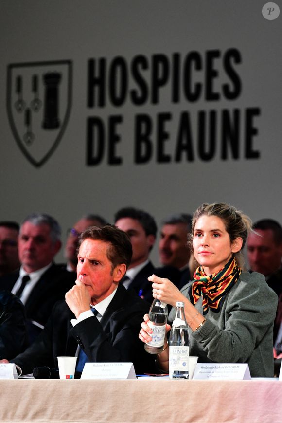 Alain Suguenot, maire de Beaune, et Alice Taglioni lors de la 165e vente aux enchères des Hospices de Beaune, le 16 novembre 2025. © Romain Doucelin / Bestimage