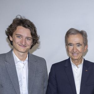 La famille Arnault fait partie de la fierté française. Bernard Arnault, fondateur de LVMH, n'a de cesse de faire rayonner la France à l'international. 

Jean Arnault et Bernard Arnault au Greeting du défilé de mode féminine Dior printemps-été lors de la Fashion Week de Paris (PFW), à Paris, France © Olivier Borde/Bestimage