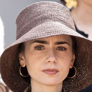 Lily Collins en tribunes lors de la finale messieurs des Internationaux de France de Tennis de Roland Garros 2025 (jour 15), à Paris, France, le 8 juin 2025. © Cyril Moreau/Bestimage