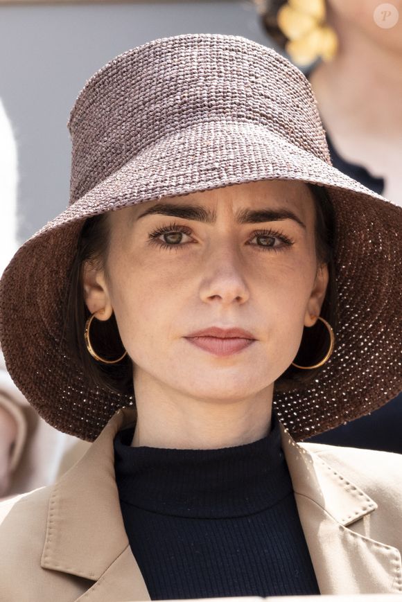 Lily Collins en tribunes lors de la finale messieurs des Internationaux de France de Tennis de Roland Garros 2025 (jour 15), à Paris, France, le 8 juin 2025. © Cyril Moreau/Bestimage