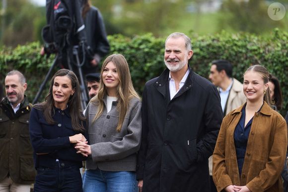 Le roi Felipe VI et la reine Letizia d'Espagne, La princesse Leonor, L'infante Sofia d'Espagne visitent Valdesoto, récompensé du Prix de la Ville Exemplaire des Asturies 2025, le 25 octobre 2025.

Photo :  Zuma Press / Bestimage