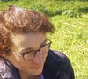 Face caméra, elle en était ensuite toute émoustillée. "Ce que j'apprécie chez Jérôme c'est qu'il a un peu d'humour, on a quand même une complicité qui s'installe, en plus il a un joli regard... En fait je suis toute excitée".

Géraldine avec ses prétendants Jérôme et Yannick dans "L'amour est dans le pré"