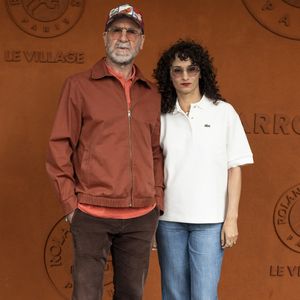 Eric Cantona et Rachida Brakni au village lors des Internationaux de France de Tennis de Roland Garros 2025, à Paris, France, le 7 juin 2025. © Cyril Moreau/Bestimage