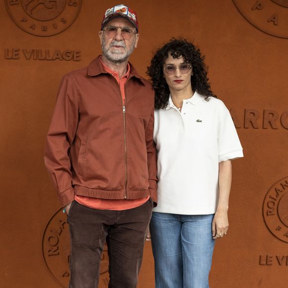 Eric Cantona et Rachida Brakni au village lors des Internationaux de France de Tennis de Roland Garros 2025, à Paris, France, le 7 juin 2025. © Cyril Moreau/Bestimage