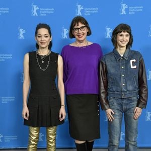 Marion Cotillard, Lucile Hadzihalilovic et Clara Pacini au photocall du film "The Ice Tower" lors de la 75ème édition du festival international du film de Berlin, le 16 février 2025.

Photo : Action Press / Bestimage