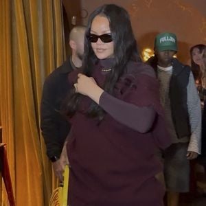 Rihanna, avec un sac à main Dior "Dracula", et ASAP Rocky quittent en famille le restaurant italien "Siena" à Paris, le 4 avril 2026. Backgrid USA / Bestimage