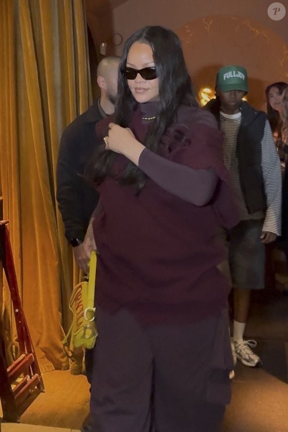 Rihanna, avec un sac à main Dior "Dracula", et ASAP Rocky quittent en famille le restaurant italien "Siena" à Paris, le 4 avril 2026. Backgrid USA / Bestimage