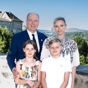 Une tradition qui remonte à 1641 lorsque le traité d’alliance a été signé à Péronne entre Louis XIII et le Prince Honoré II.
Le prince Albert II de Monaco, la princesse Charlène de Monaco, le prince Jacques de Monaco, marquis des Baux, et la princesse Gabriella de Monaco, comtesse de Carladès, ont été accueillis à Mur-de-Barrez en Aveyron, le 9 juillet 2025.

© David Nivière / Pool / Bestimage