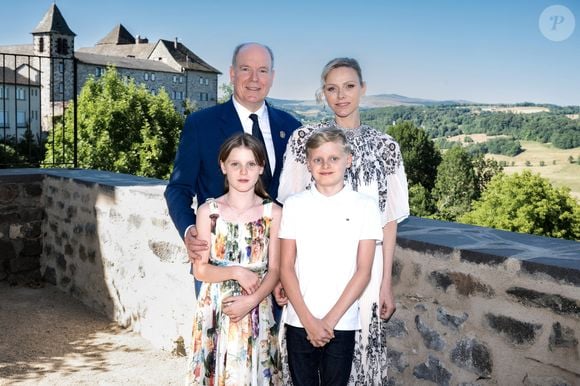 Une tradition qui remonte à 1641 lorsque le traité d’alliance a été signé à Péronne entre Louis XIII et le Prince Honoré II.
Le prince Albert II de Monaco, la princesse Charlène de Monaco, le prince Jacques de Monaco, marquis des Baux, et la princesse Gabriella de Monaco, comtesse de Carladès, ont été accueillis à Mur-de-Barrez en Aveyron, le 9 juillet 2025.

© David Nivière / Pool / Bestimage