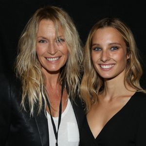 Estelle Lefebure et sa fille Ilona Smet dans les coulisses du défilé Etam lors de la semaine de la mode parisienne printemps-été 2018 qui s'est tenue à l'école des Beaux-Arts à Paris, France, le 26 septembre 2017. Photo par Jerome Domine/ABACAPRESS.COM