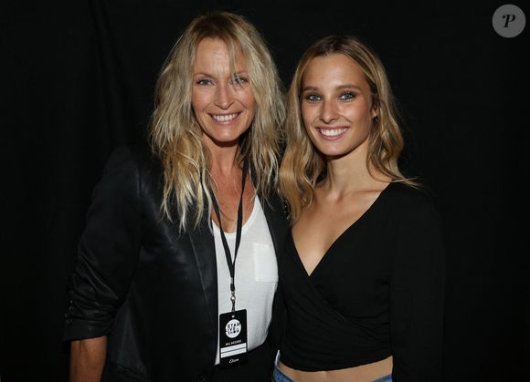 Estelle Lefebure et sa fille Ilona Smet dans les coulisses du défilé Etam lors de la semaine de la mode parisienne printemps-été 2018 qui s'est tenue à l'école des Beaux-Arts à Paris, France, le 26 septembre 2017. Photo par Jerome Domine/ABACAPRESS.COM