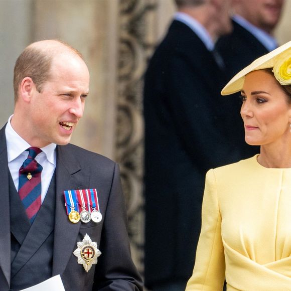 "Il y avait une vente aux enchères, au profit d’une œuvre de charité, pour obtenir un rendez-vous, assure cette ancienne étudiante. Et Will [le prince William] a dépensé 200 livres (soit environ 240 euros) pour un date avec Kate", confie cette chanteuse, selon "Point de vue". Le futur roi d'Angleterre aurait-il "acheté" son premier rendez-vous avec la future mère de ses enfants ?
Le prince William et Kate Middleton.