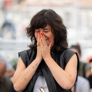 Romane Bohringer au photocall de "Dites-lui que je l'aime" (Séance spéciale) lors du 78ème Festival International du Film de Cannes, le 19 mai 2025. © Moreau / Jacovides / Bestimage