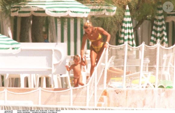 À l'époque, la princesse a 21 ans et sort tout juste de chez Dior, où elle a été formée par Marc Bohan. 

Stéphanie de Monaco et sa fille Pauline à Monaco AGENCE / BESTIMAGE