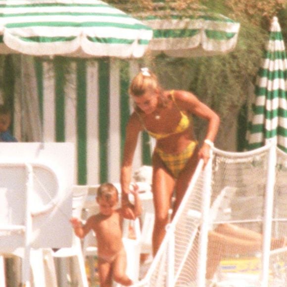 À l'époque, la princesse a 21 ans et sort tout juste de chez Dior, où elle a été formée par Marc Bohan. 

Stéphanie de Monaco et sa fille Pauline à Monaco AGENCE / BESTIMAGE