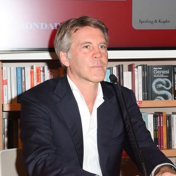 Le prince Emmanuel-Philibert de Savoie présente son livre "La Regina di Maggio" (La reine de mai) à la librairie Mondadori à Rome le 10 juin 2026