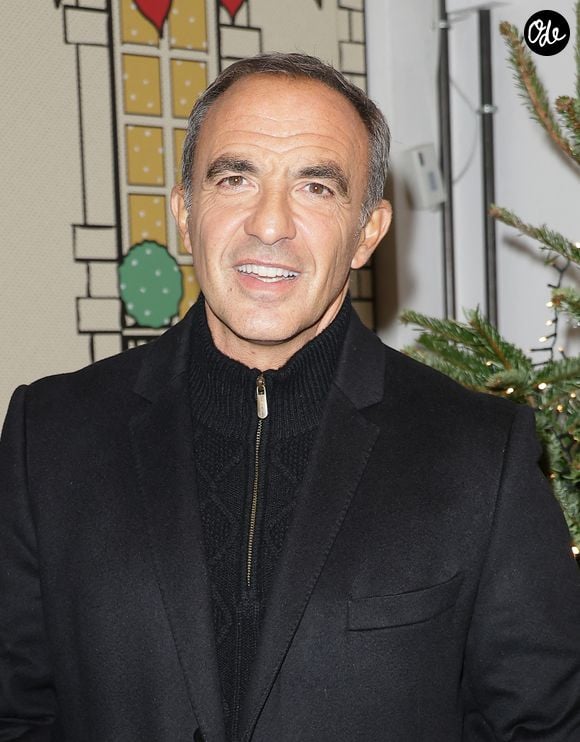 Nikos Aliagas lors de l'ouverture d'un pop-up éphémère Star Academy inspiré du château de Dammarie-les-Lys dans le quartier de la République à Paris baptisé "L’appart de Noël" le 17 décembre 2025.
Du jeudi 18 au dimanche 21 décembre, la magie de la Star Academy s’invite en plein cœur de Paris pour une immersion éphémère totalement inédite.
Installé dans le cadre exceptionnel du Showroom République - Valmy, à quelques pas de la place de la République, cet espace éphémère immersif vous invite à explorer les coulisses du Château comme si vous étiez un véritable académicien. La scénographie, soigneusement imaginée et aménagée par la décoratrice du Château, promet une plongée totale dans un univers chaleureux, ludique et très inspirant. © Coadic Guirec / Bestimage