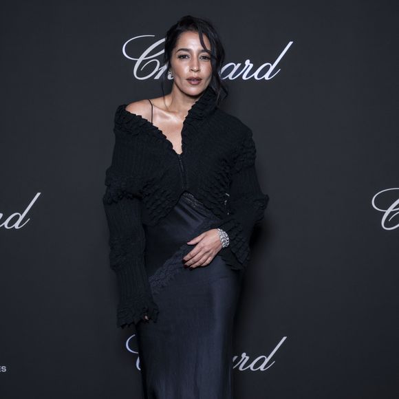 Lors de la soirée Chopard, elle est apparue dans une robe satinée noire ultra élégante.

Leïla Bekhti au dîner du Trophée Chopard au Carlton Beach Club lors du 79ème Festival International du Film de Cannes le 15 mai 2026. © Olivier Borde / Bestimage