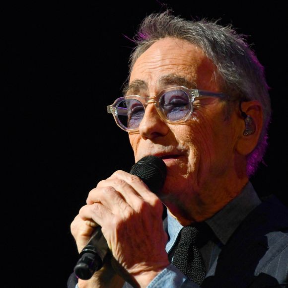 Exclusif - Alain Chamfort - Spectacle symphonique "Aznavour Célébration - l'hommage officiel" en clôture du centenaire de la naissance de C. Aznavour au palais des Congrès à Paris le 23 novembre 2024 © Lydia Kasparian/ Bestimage