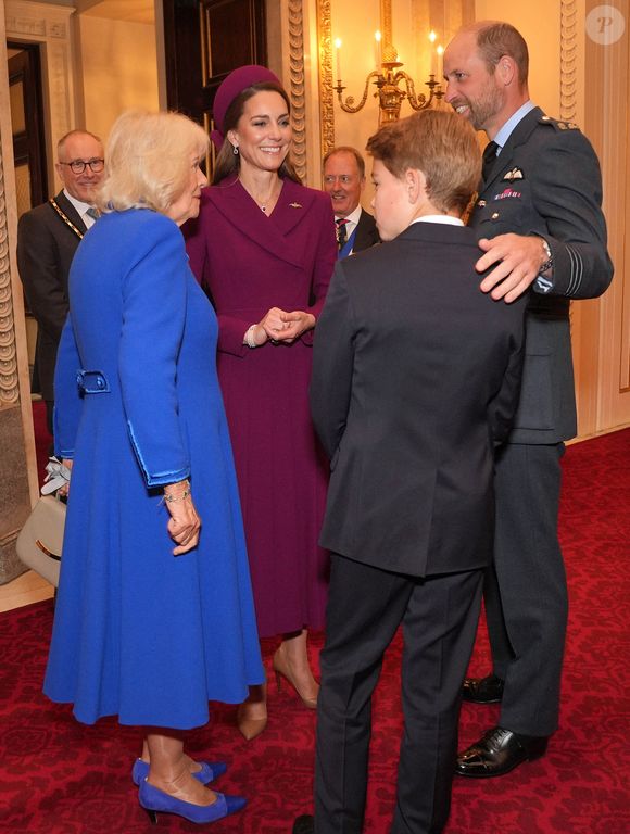 Camilla Parker Bowles, reine consort d'Angleterre, Catherine (Kate) Middleton, princesse de Galles, Le prince William, prince de Galles,Le prince George de Galles - Les membres de la famille royale britannique assistent à la célébration du 80ème anniversaire de la fin de la Seconde guerre mondiale (VE80 Tea Party) au palais de Buckingham, à Londres, au Royaume-Uni, le 5 mai 2025. 

© Yui Mok/WPA-Pool / Julien Burton / Bestimage
