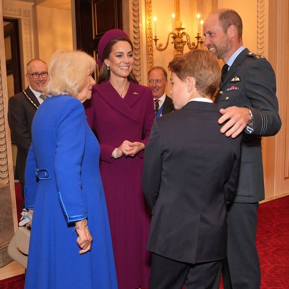 Camilla Parker Bowles, reine consort d'Angleterre, Catherine (Kate) Middleton, princesse de Galles, Le prince William, prince de Galles,Le prince George de Galles - Les membres de la famille royale britannique assistent à la célébration du 80ème anniversaire de la fin de la Seconde guerre mondiale (VE80 Tea Party) au palais de Buckingham, à Londres, au Royaume-Uni, le 5 mai 2025. 

© Yui Mok/WPA-Pool / Julien Burton / Bestimage
