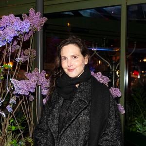 Justine Lévy pose lors de la remise du prix littéraire "La Closerie des Lilas" à la Closerie des Lilas à Paris, le 18 avril 2023. Le prix littéraire de la Closerie des Lilas a été décerné à la romancière Y. Ghata pour "Le Testament du prophète".
 © Pierre Perusseau/Bestimage