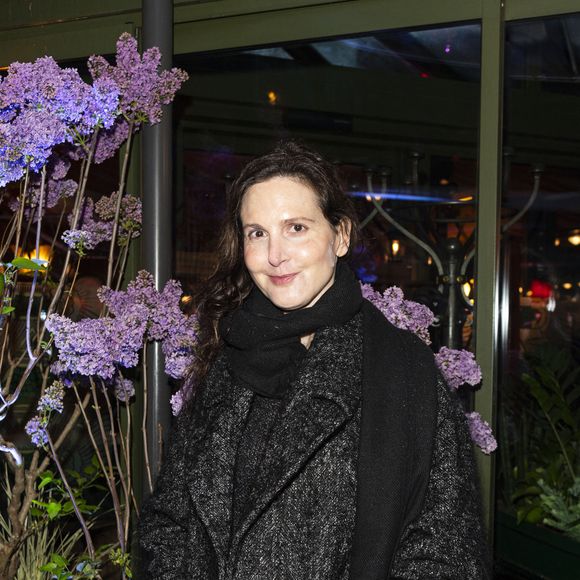 Justine Lévy pose lors de la remise du prix littéraire "La Closerie des Lilas" à la Closerie des Lilas à Paris, le 18 avril 2023. Le prix littéraire de la Closerie des Lilas a été décerné à la romancière Y. Ghata pour "Le Testament du prophète".
 © Pierre Perusseau/Bestimage