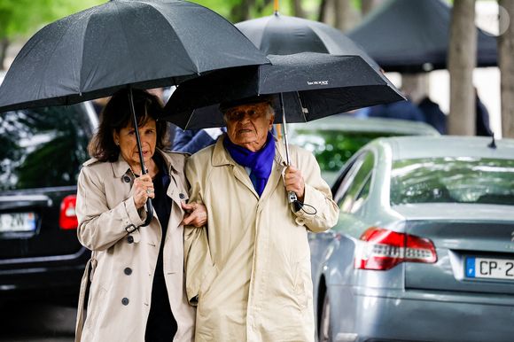 Anne Sinclair et son compagnon Pierre Nora - Sorties des obsèques de l'avocat pénaliste, ancien ministre, grand officier de la Légion d'honneur, Georges Kiejman au cimetière du Montparnasse dans le 14ème arrondissement de Paris, France, le 12 mai 2023. © Cyril Moreau/Bestimage
