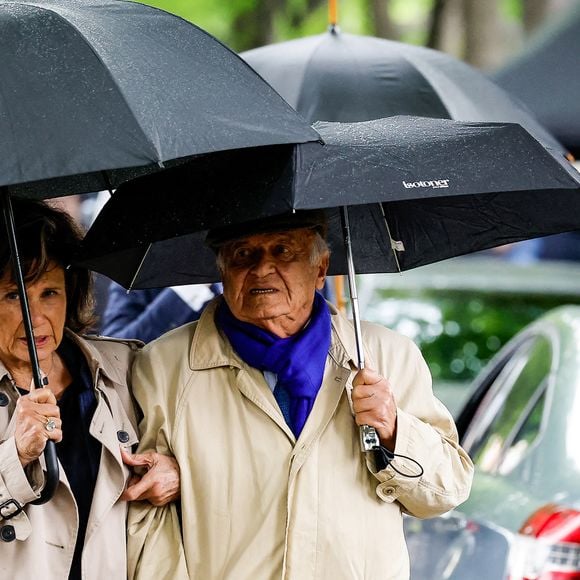 Anne Sinclair et son compagnon Pierre Nora - Sorties des obsèques de l'avocat pénaliste, ancien ministre, grand officier de la Légion d'honneur, Georges Kiejman au cimetière du Montparnasse dans le 14ème arrondissement de Paris, France, le 12 mai 2023. © Cyril Moreau/Bestimage