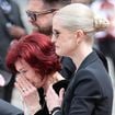 L'heure du recueillement a sonné : la veuve de ce chanteur iconique épaulée par ses enfants, dont sa fille que l'on ne voit pas souvent