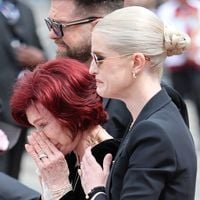 L'heure du recueillement a sonné : la veuve de ce chanteur iconique épaulée par ses enfants, dont sa fille que l'on ne voit pas souvent