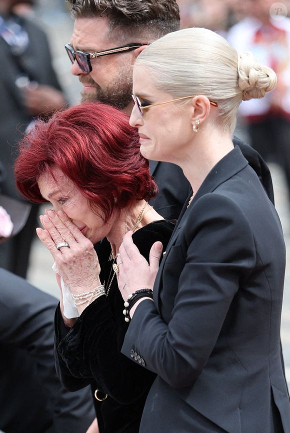 Ozzy Osbourne est décédé à l'âge de 76 ans

Sharon Osbourne, Jack Osbourne et Kelly Osbourne lors de la procession funéraire à Birmingham. Le cortège funèbre d'Ozzy Osbourne passe devant le Black Sabbath Bridge à Birmingham, Royaume-Uni. Photo de Stephen Lock/I-Images/ABACAPRESS.COM