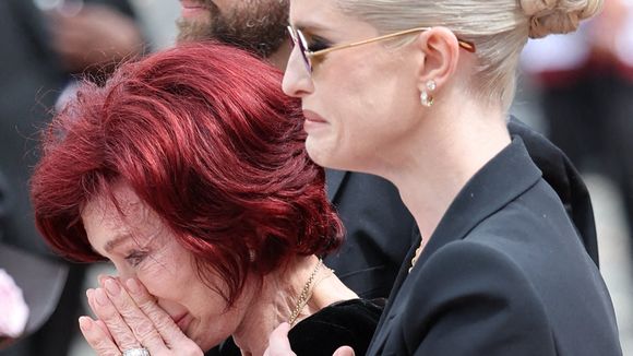 L'heure du recueillement a sonné : la veuve de ce chanteur iconique épaulée par ses enfants, dont sa fille que l'on ne voit pas souvent