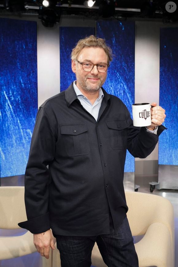 Touché par cette délicatesse, Arnaud Donckele plaisante alors sur les difficultés à obtenir une réservation pour une prochaine visite. 

Exclusif - Arnaud Donckele, sur le plateau de Clique présenté par M.Achour, et diffusé sur Canal + le 28 octobre 2025, à Paris, France, le 21 octobre 2025. © Jack Tribeca/Bestimage