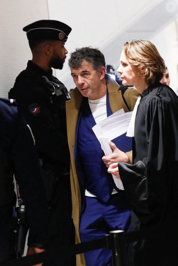 Pour des violences régulières sur deux anciennes compagnes, ce qu'il conteste

Procès de Stéphane Plaza: l’animateur arrive au tribunal correctionnel de Paris le 9 janvier 2025 avec ses avocats Carlo Alberto Brusa et Hélène Plumet.
© Christophe Clovis / Bestimage