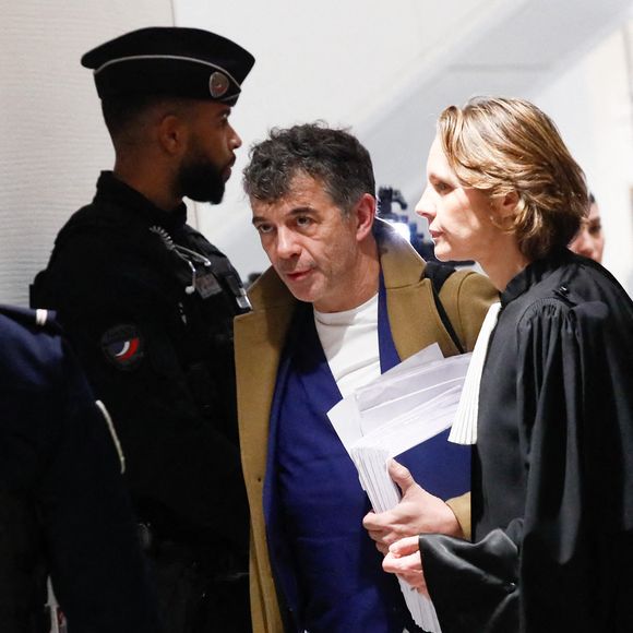 Pour des violences régulières sur deux anciennes compagnes, ce qu'il conteste

Procès de Stéphane Plaza: l’animateur arrive au tribunal correctionnel de Paris le 9 janvier 2025 avec ses avocats Carlo Alberto Brusa et Hélène Plumet.
© Christophe Clovis / Bestimage