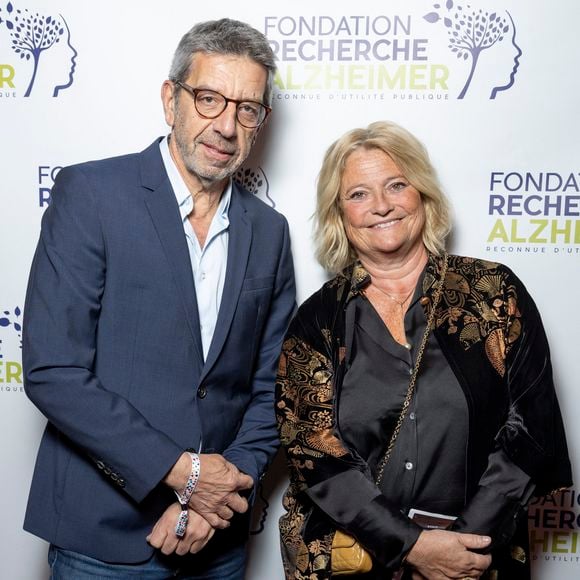 Ce dernier a d'ailleurs été choisi pour remplacer Michel Cymes et Marina Carrère d'Encausse au "Magazine de la santé.

Michel Cymes, Marina Carrère d'Encausse au photocall du concert du gala des 20 ans de la fondation Recherche Alzheimer "2 générations chantent pour la 3ème" à l'Olympia à Paris le 18 mars 2024.

© Cyril Moreau / Bestimage